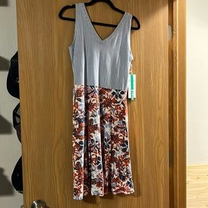 Pact women’s size large pattern dress with pockets.